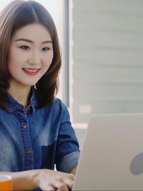 Nico Gung, founder of KeepWireless, working in the office